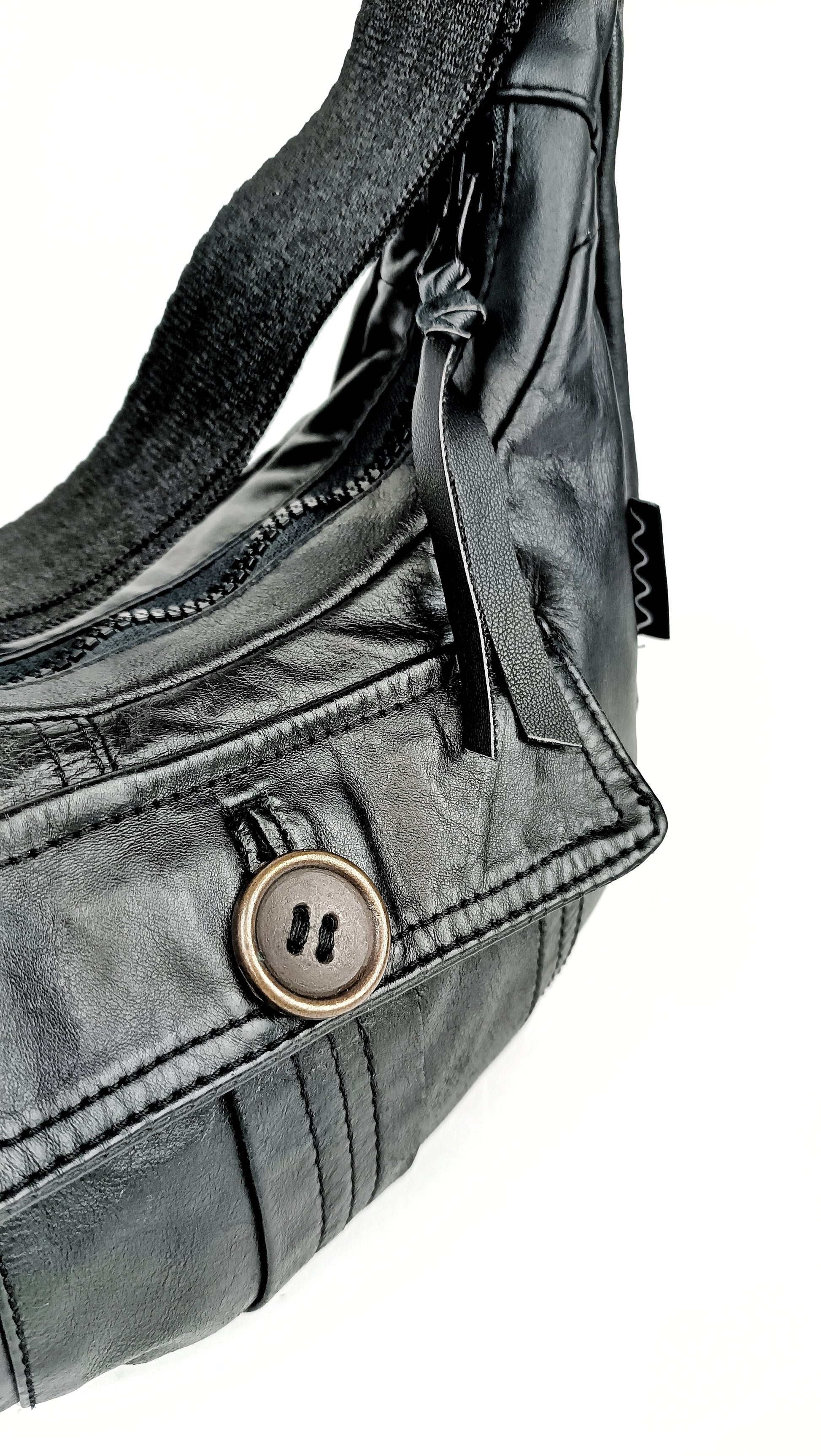 Detailansicht der schwarzen Baguette Bag aus Vintage Glattleder Außentasche mit Knopf