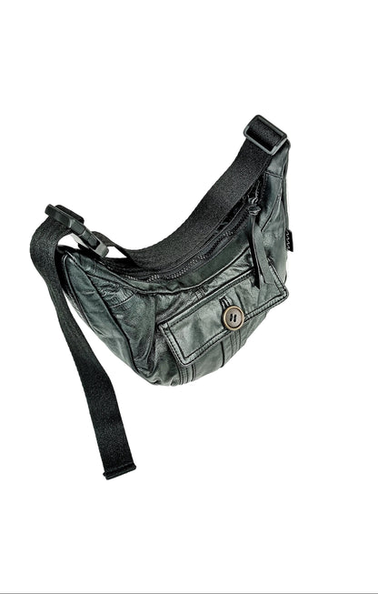 Draufsicht der schwarzen Crossbody Bag mit ußentasche mit Knopf