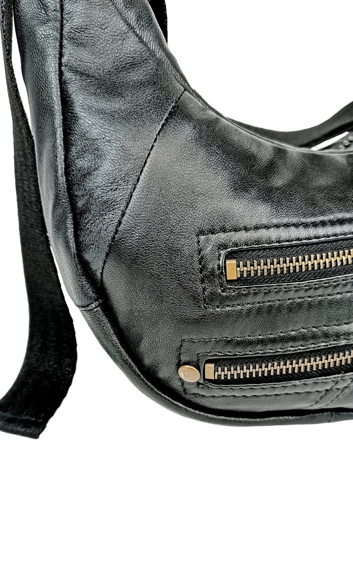Detailansicht der schwarzen Two Way Bag aus Leder mir zwei Außentaschen