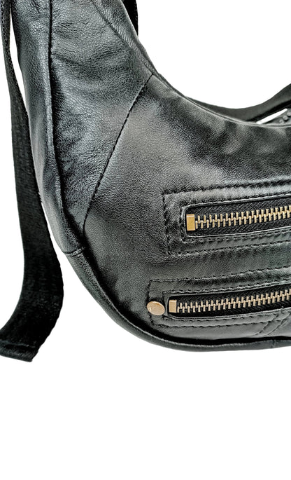 Detailansicht der schwarzen Two Way Bag aus Leder mir zwei Außentaschen