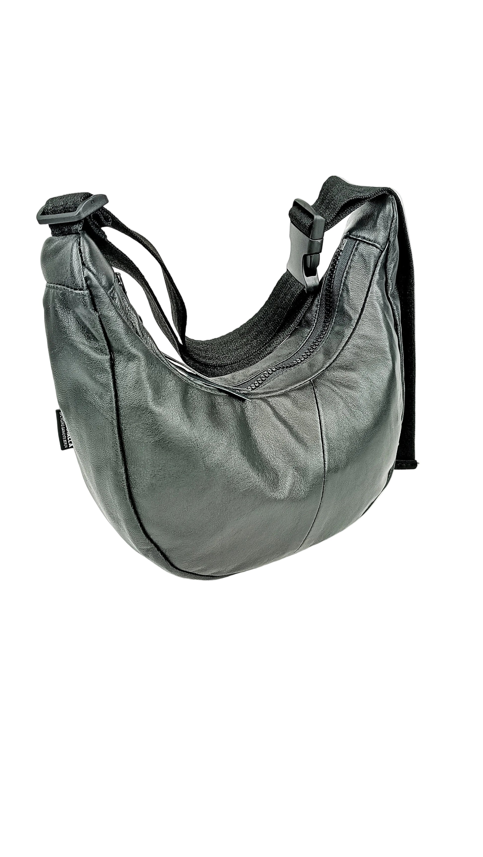 Rückenansicht der schwarzen Baguette Bag aus Vintage Leder