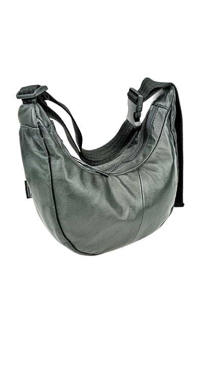 Rückenansicht der schwarzen Baguette Bag aus Vintage Leder