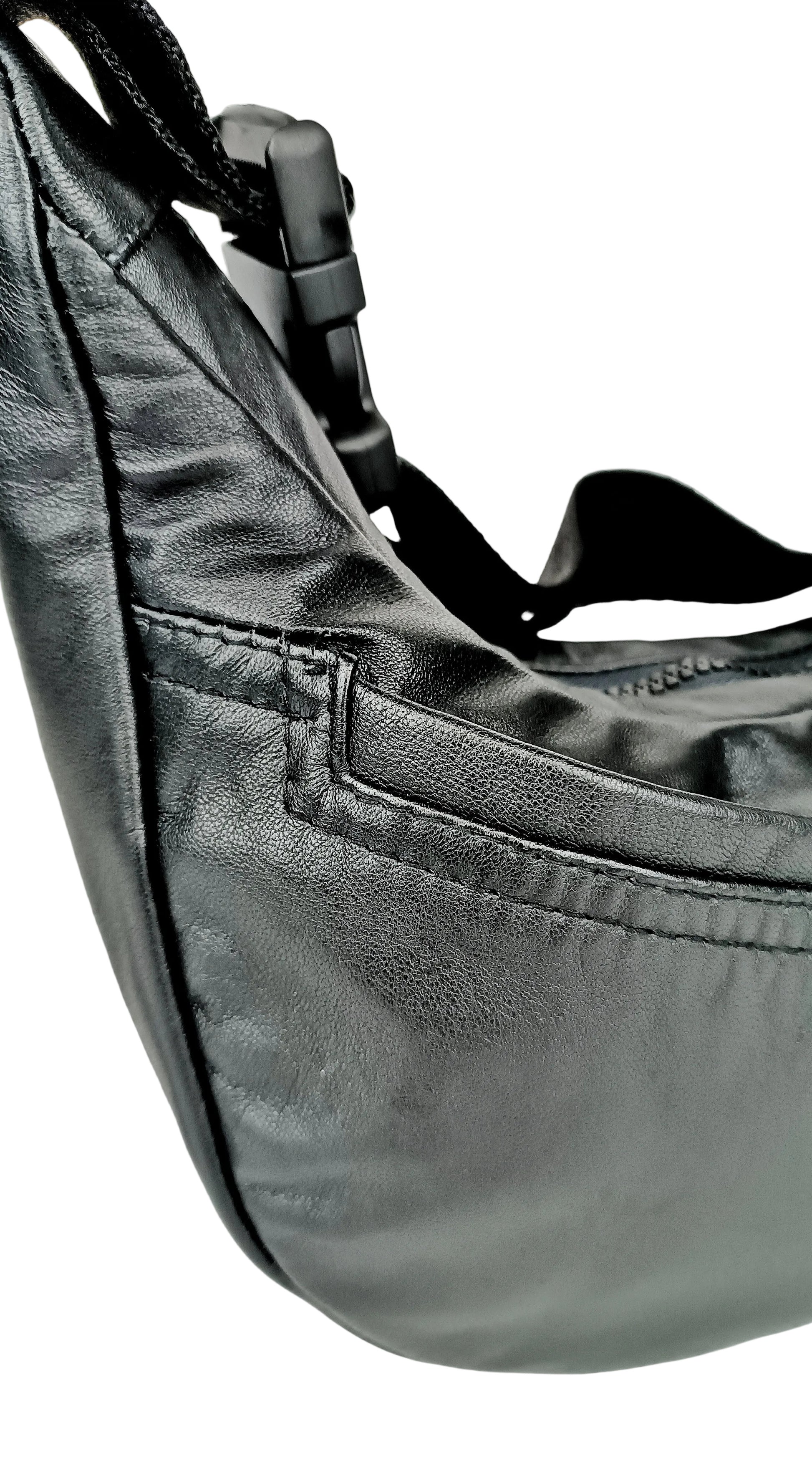 Detailansicht der schwarze Baguette Bag aus Vintage Leder mit Außenfach