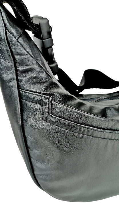 Detailansicht der schwarze Baguette Bag aus Vintage Leder mit Außenfach