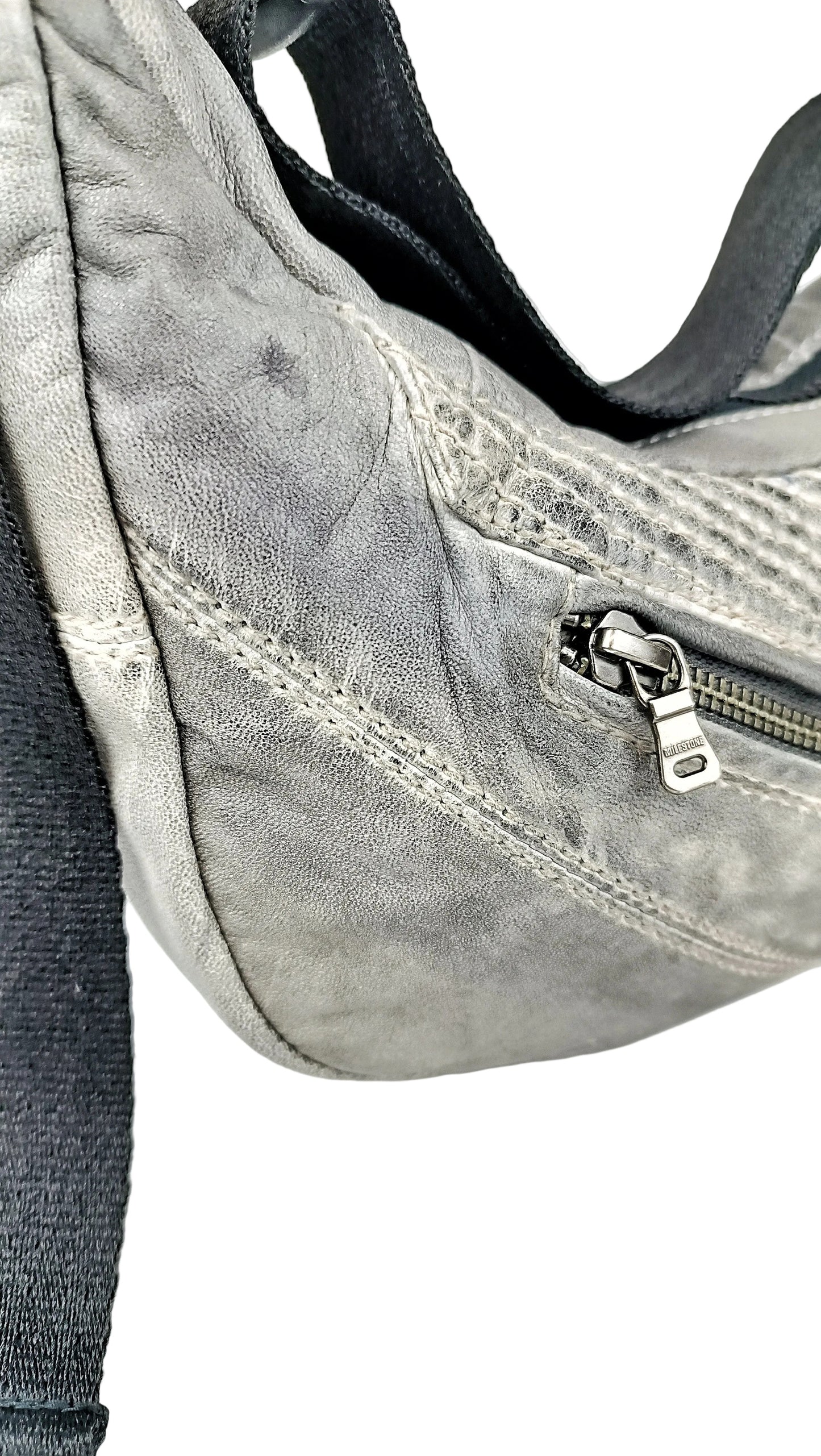 Detailansicht der grauen Two-Way Bag aus Leder mit Außenfach