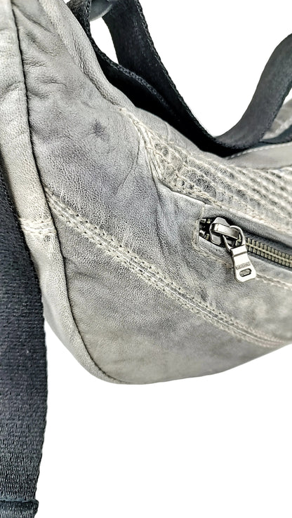 Detailansicht der grauen Two-Way Bag aus Leder mit Außenfach