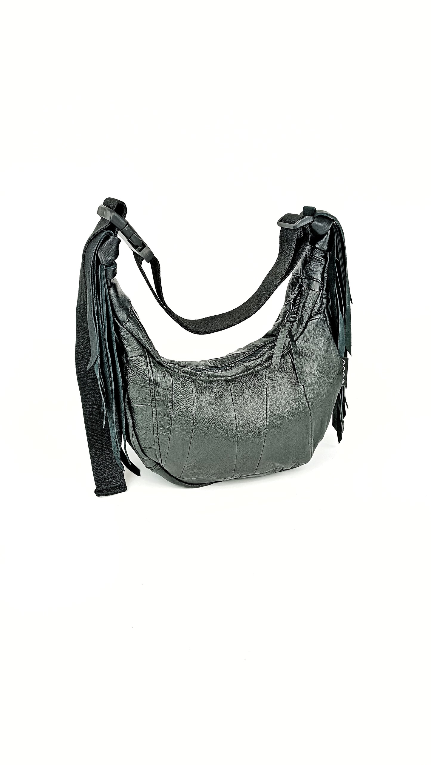 Schwarze Two-Way Bag aus upcycelter Jacke aus Leder Patchwork, handgemachtes Unikat von Wallawalla Berlin