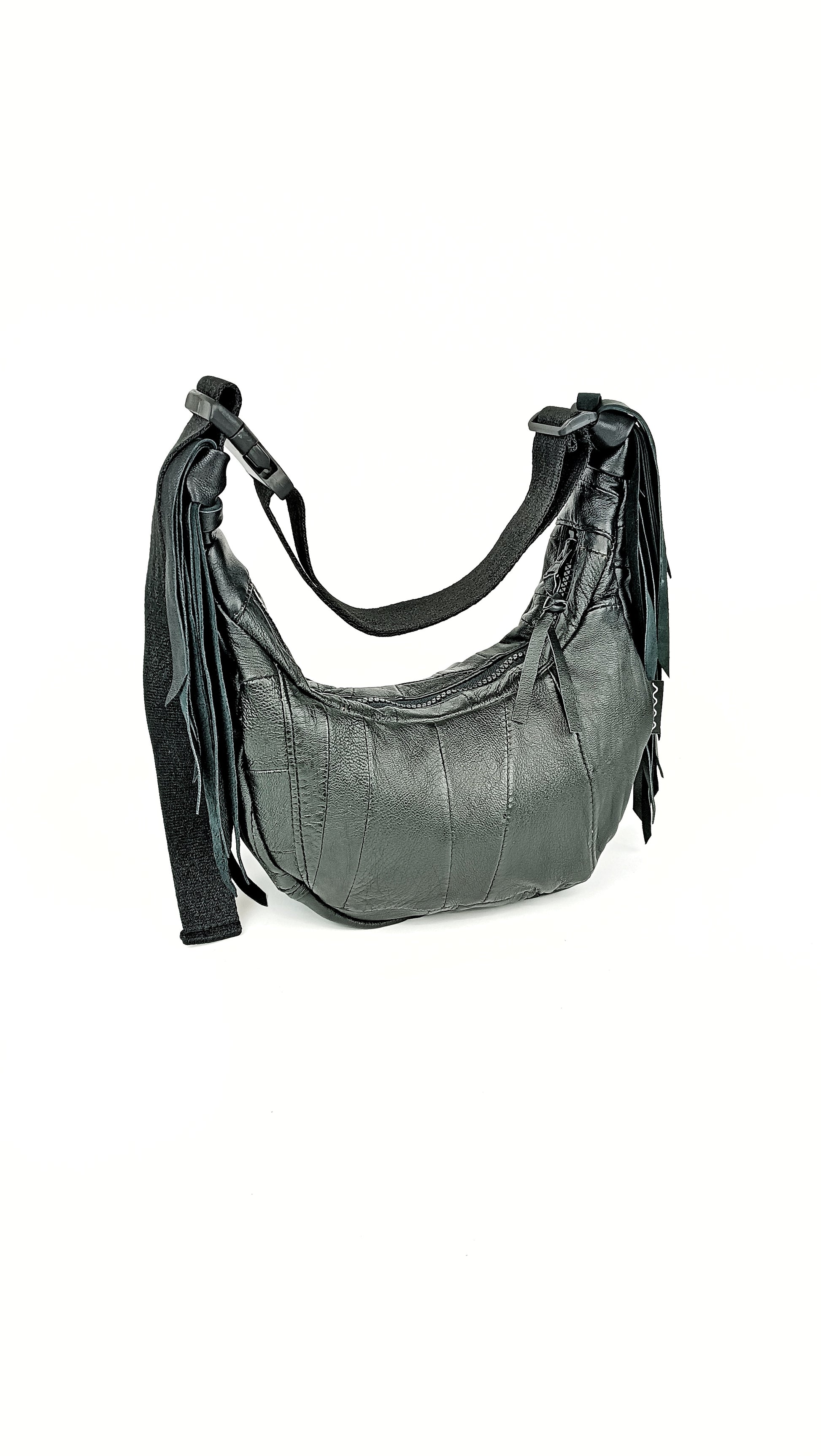 Schwarze Two-Way Bag aus upcycelter Jacke aus Leder Patchwork, handgemachtes Unikat von Wallawalla Berlin