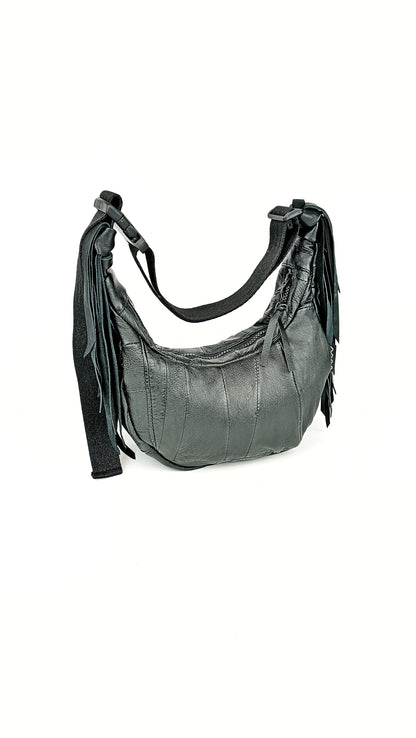 Schwarze Two-Way Bag aus upcycelter Jacke aus Leder Patchwork, handgemachtes Unikat von Wallawalla Berlin
