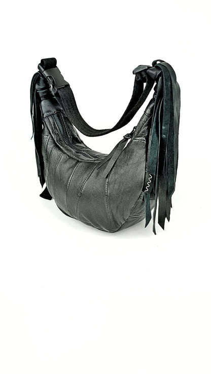 Schwarze Two-Way Bag aus upcycelter Hose aus Leder Patchwork mit verstellbarem Gurtband