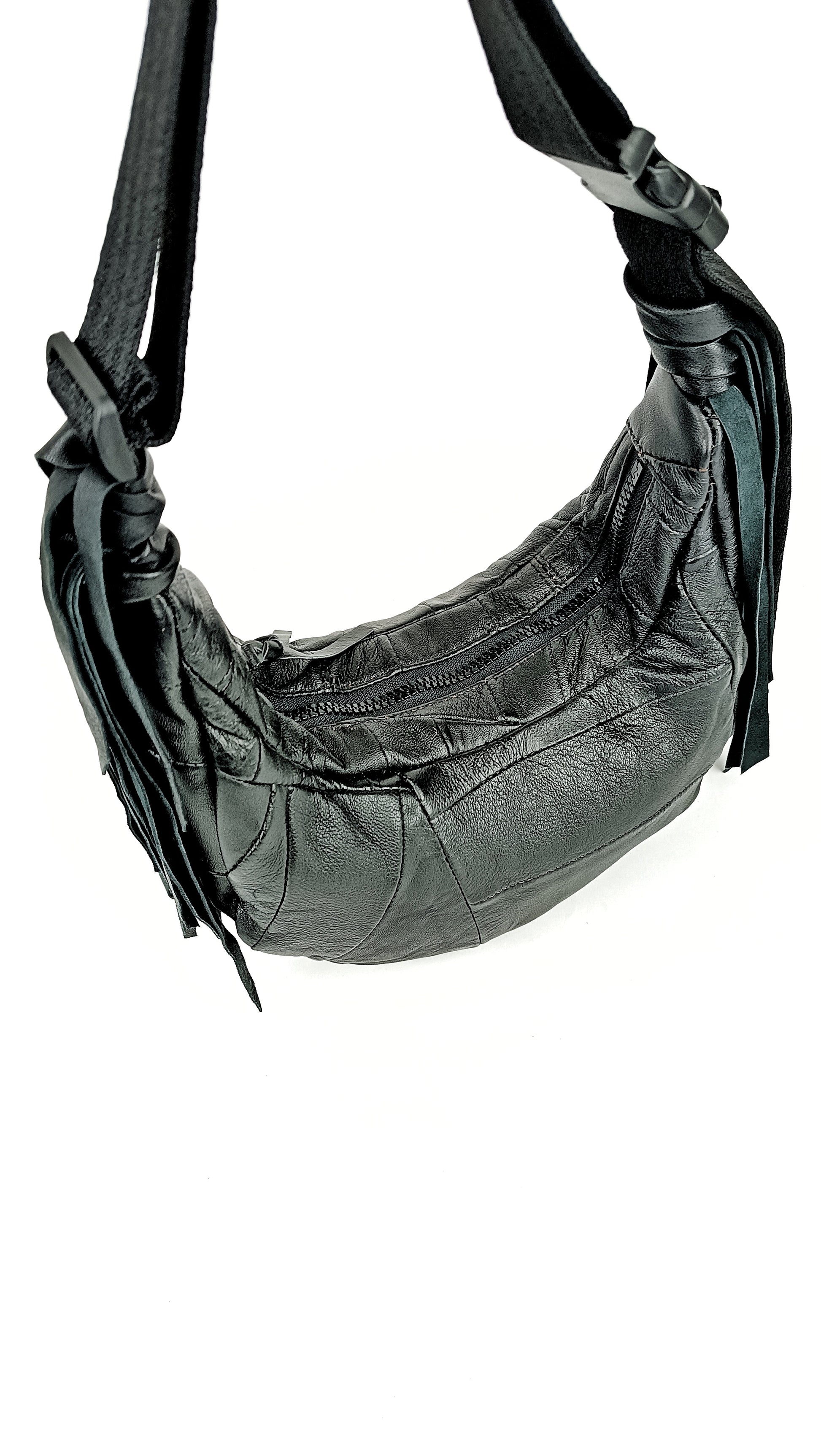 Draufsicht der schwarzen Two-Way Bag mit Reißverschluss, Träger und Leder-Struktur