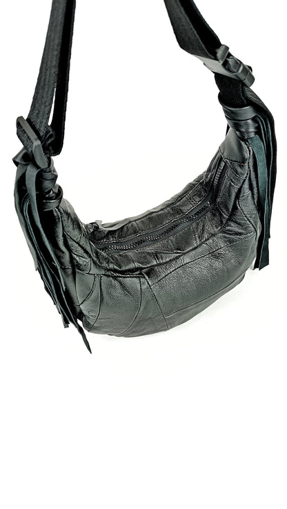 Draufsicht der schwarzen Two-Way Bag mit Reißverschluss, Träger und Leder-Struktur