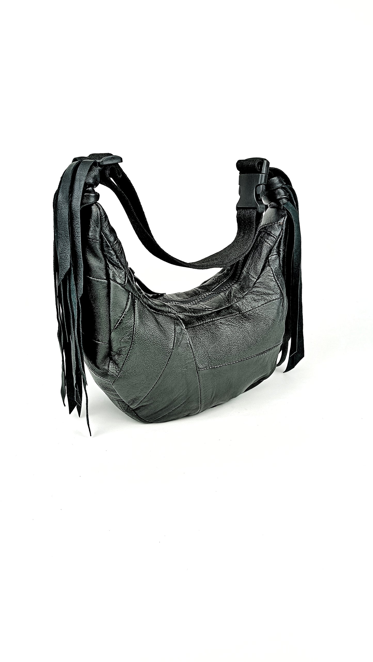 Schwarze Two-Way Bag aus upcycelter Hose aus Leder mit Fransen , nachhaltige Upcycling-Tasche von Wallawalla Berlin