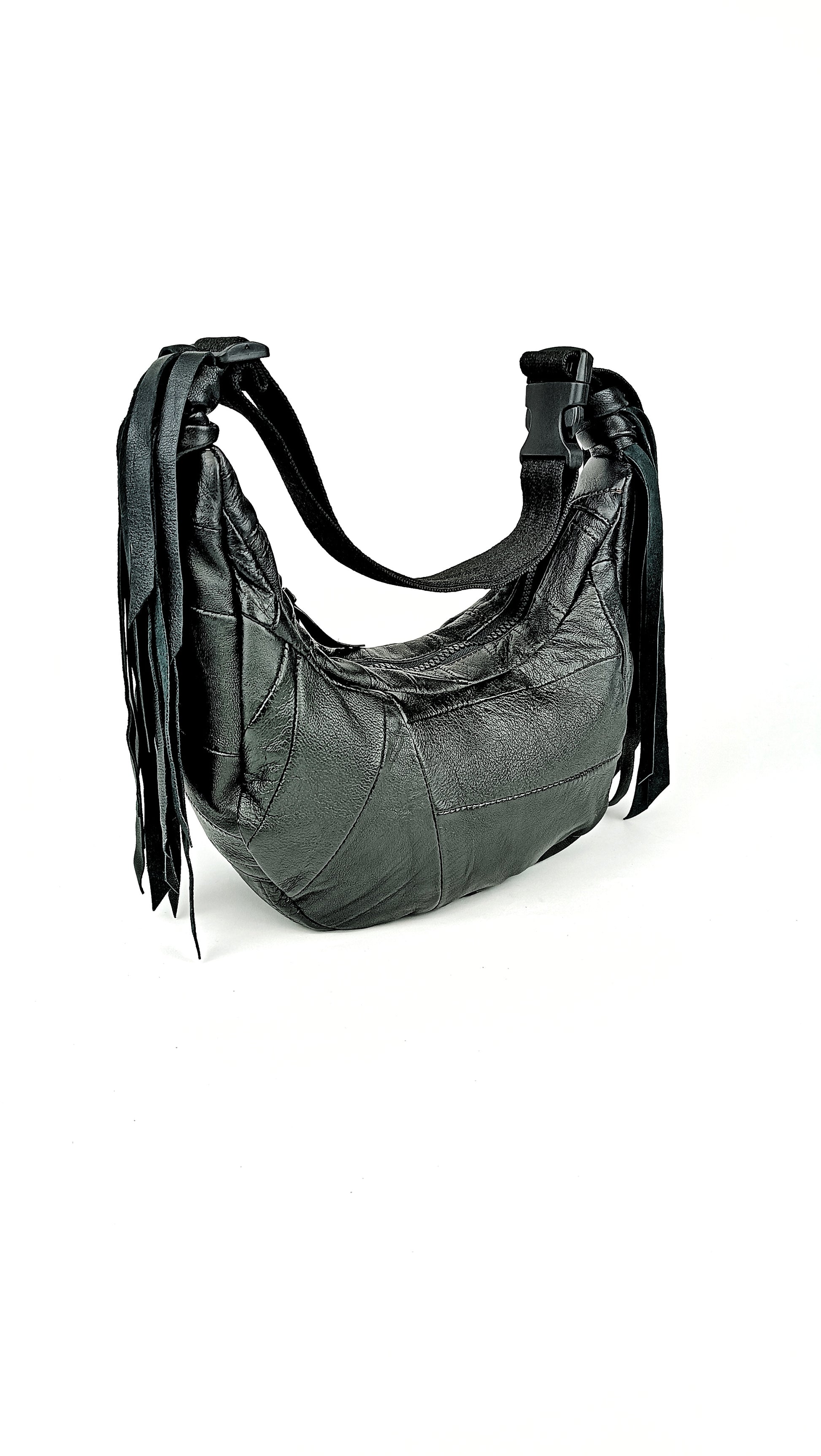Schwarze Two-Way Bag aus upcycelter Hose aus Leder mit Fransen , nachhaltige Upcycling-Tasche von Wallawalla Berlin