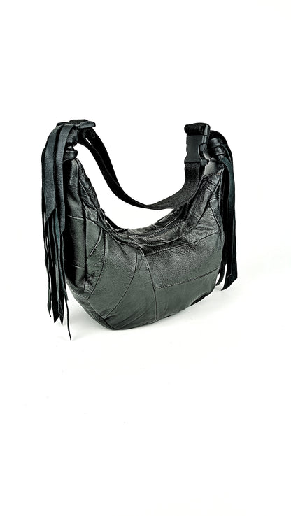Schwarze Two-Way Bag aus upcycelter Hose aus Leder mit Fransen , nachhaltige Upcycling-Tasche von Wallawalla Berlin