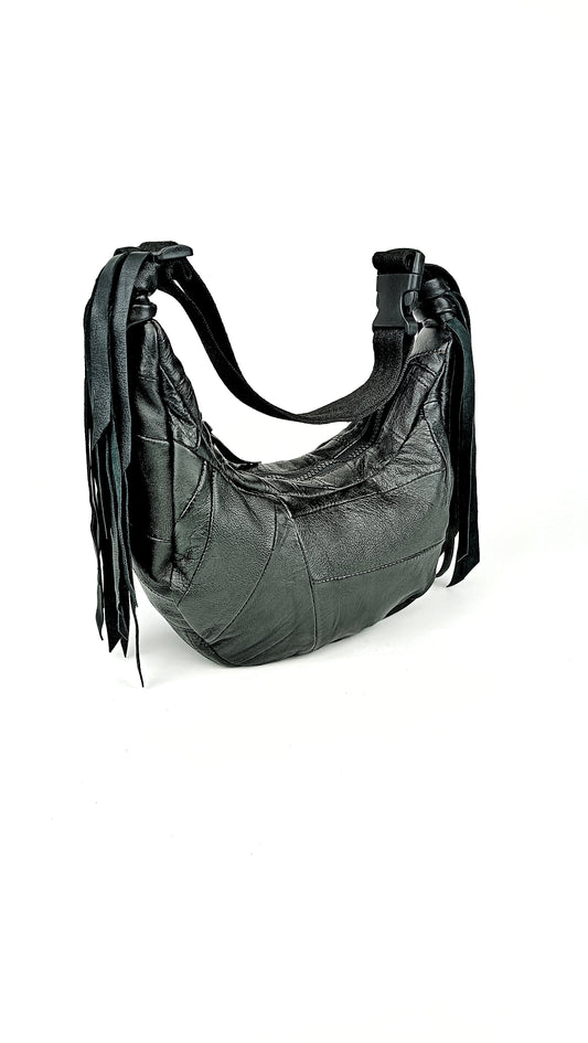 Schwarze Two-Way Bag aus upcycelter Hose aus Leder mit Fransen , nachhaltige Upcycling-Tasche von Wallawalla Berlin