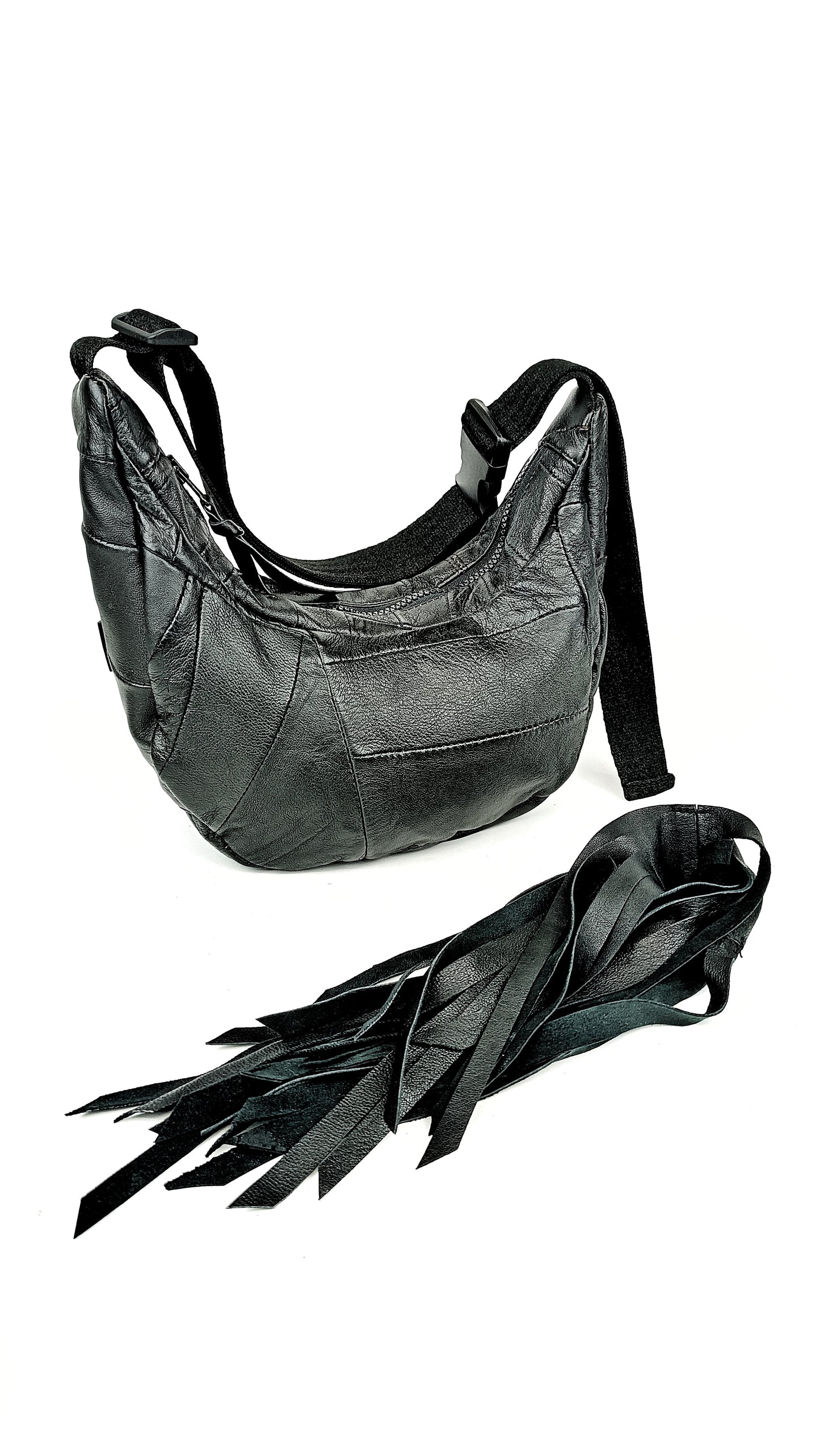 Schwarze Two-Way Bag aus upcycelter Hose aus Leder mit abnehmbaren Fransen, handgemachtes Unikat von Wallawalla Berlin