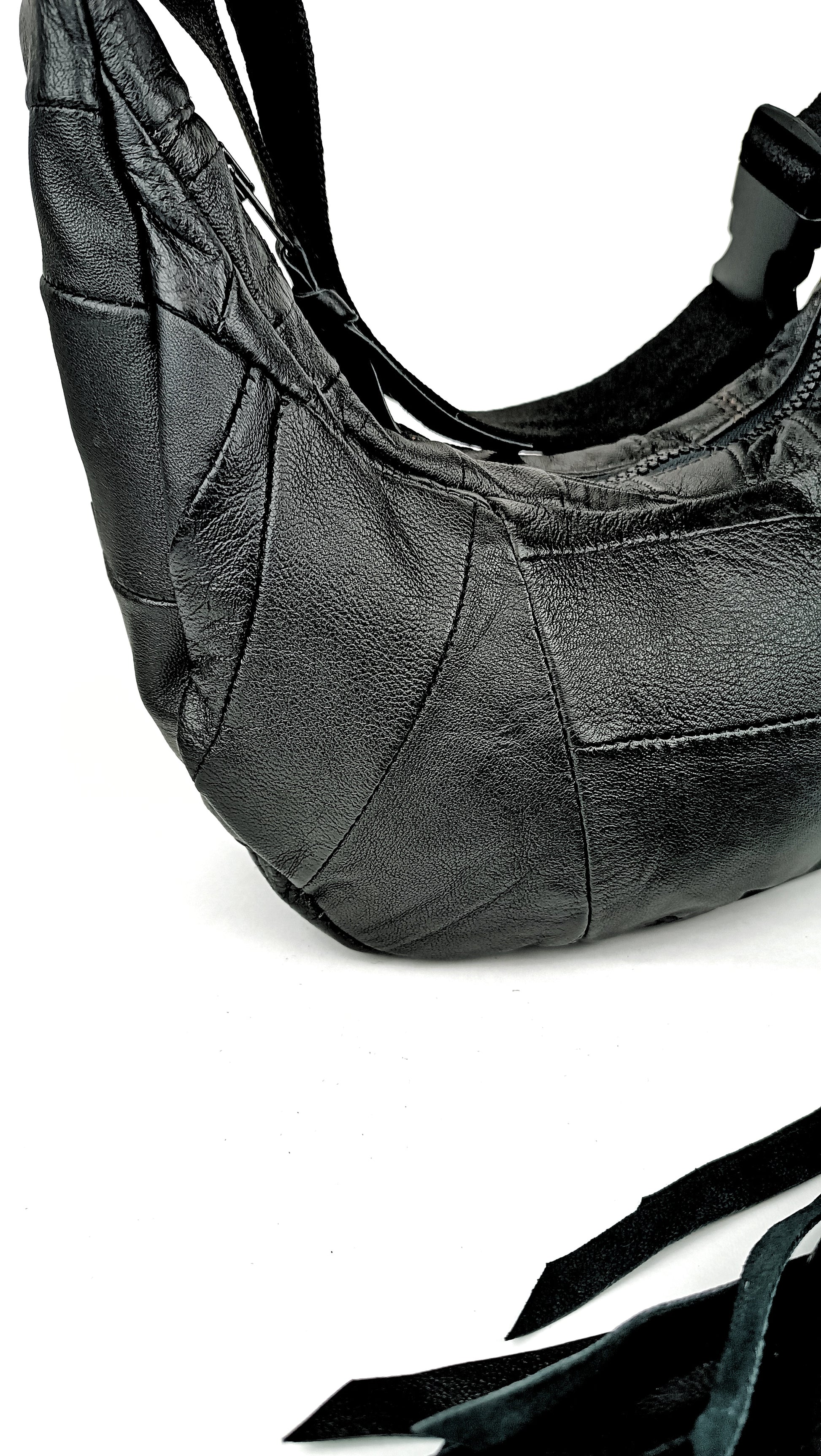 Detailansicht der schwarzen Two-Way Bag Leder-Struktur Patchwork