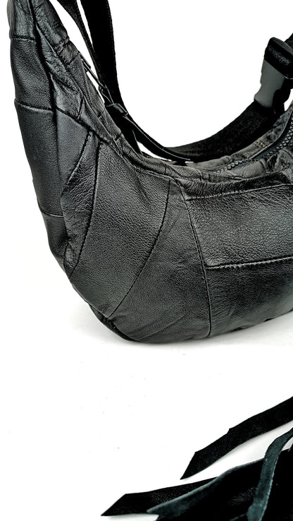Detailansicht der schwarzen Two-Way Bag Leder-Struktur Patchwork