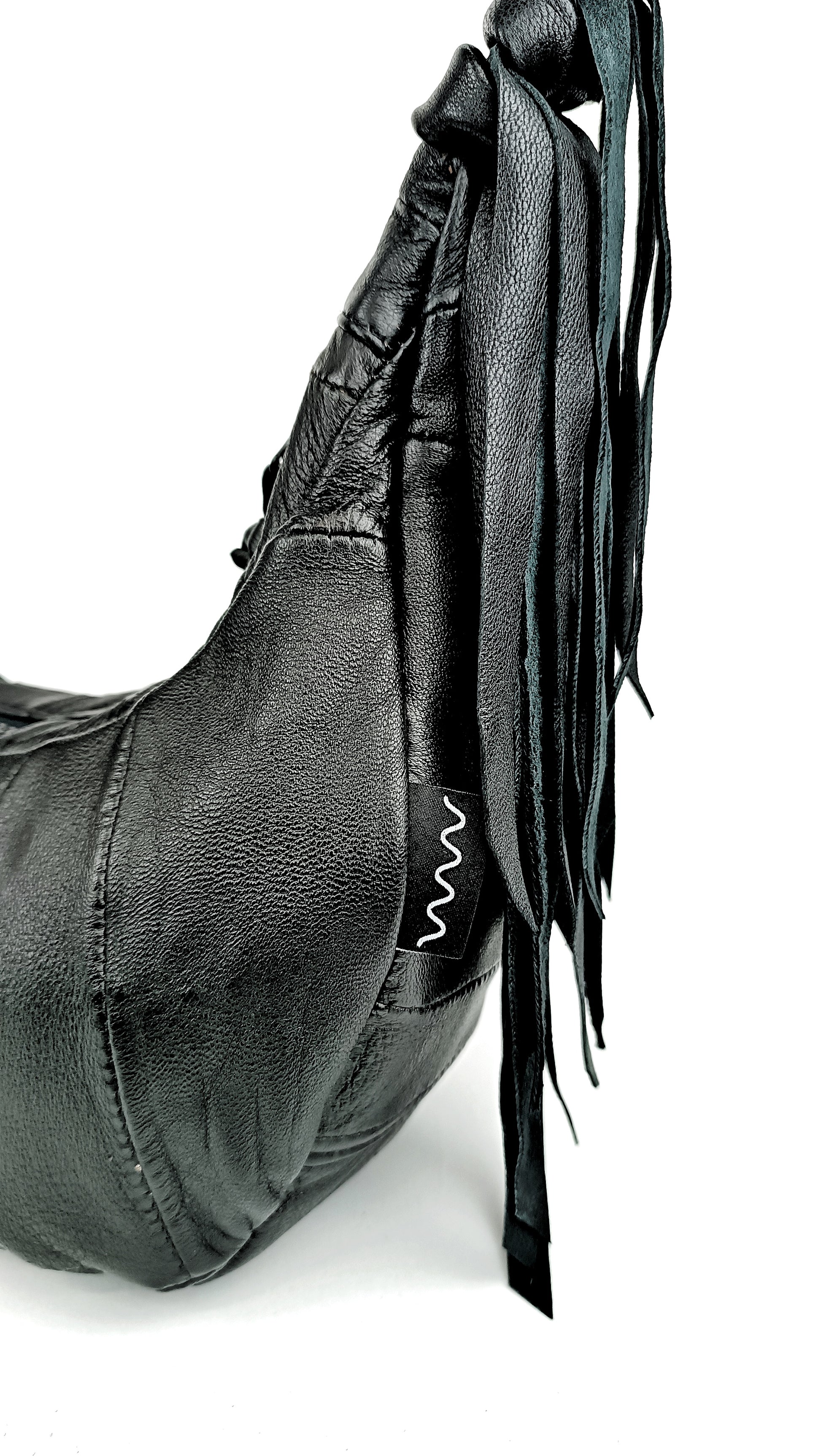 Detailansicht der schwarzen Two-Way Bag mit Leder-Struktur und Fransendecor