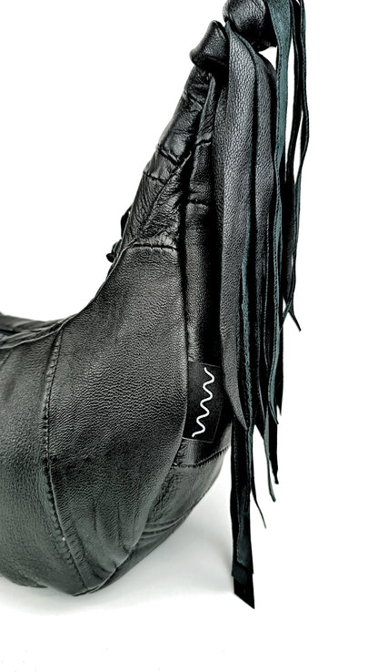 Detailansicht der schwarzen Two-Way Bag mit Leder-Struktur und Fransendecor