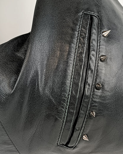 Detailansicht der schwarzen Triangle Bag mit Nieten aus Leder mit Außentasche