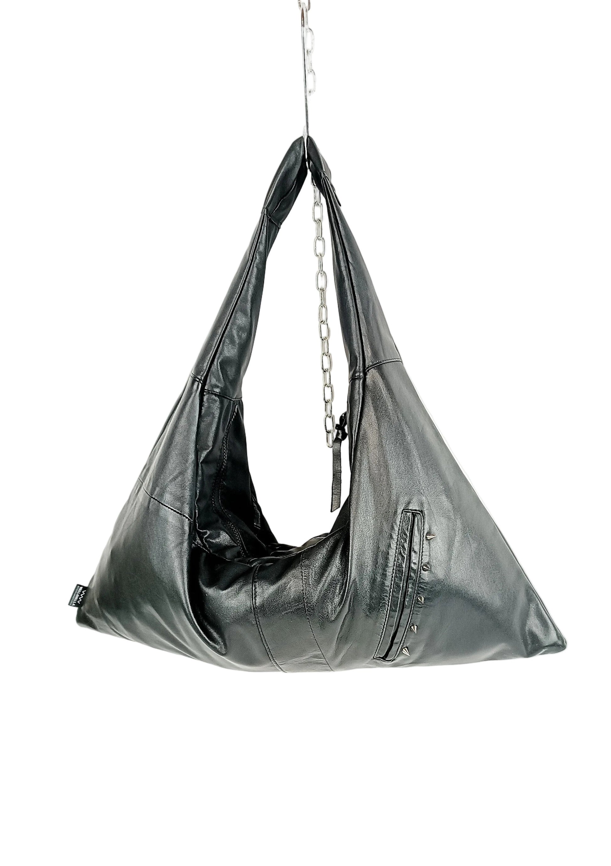 Rückenansicht schwarze Schultertasche mit Nieten aus Leder, handgemachtes Upcycling-Unikat von Wallawalla Berlin