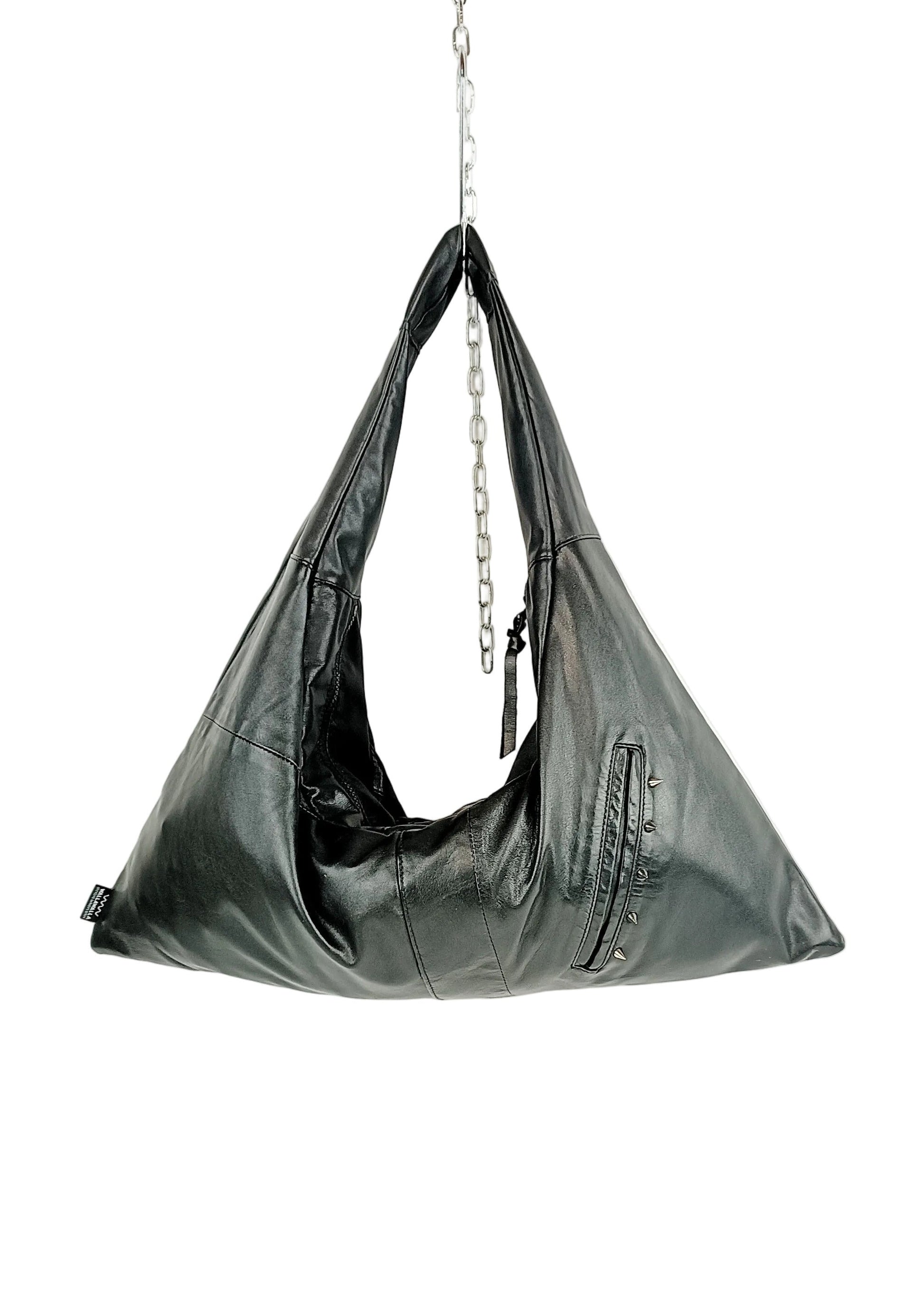 Schwarze Triangle Bag mit Nieten aus aus Leder, handgemachtes Upcycling-Unikat von Wallawalla Berlin