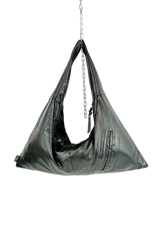 Schwarze Triangle Bag mit Nieten aus aus Leder, handgemachtes Upcycling-Unikat von Wallawalla Berlin