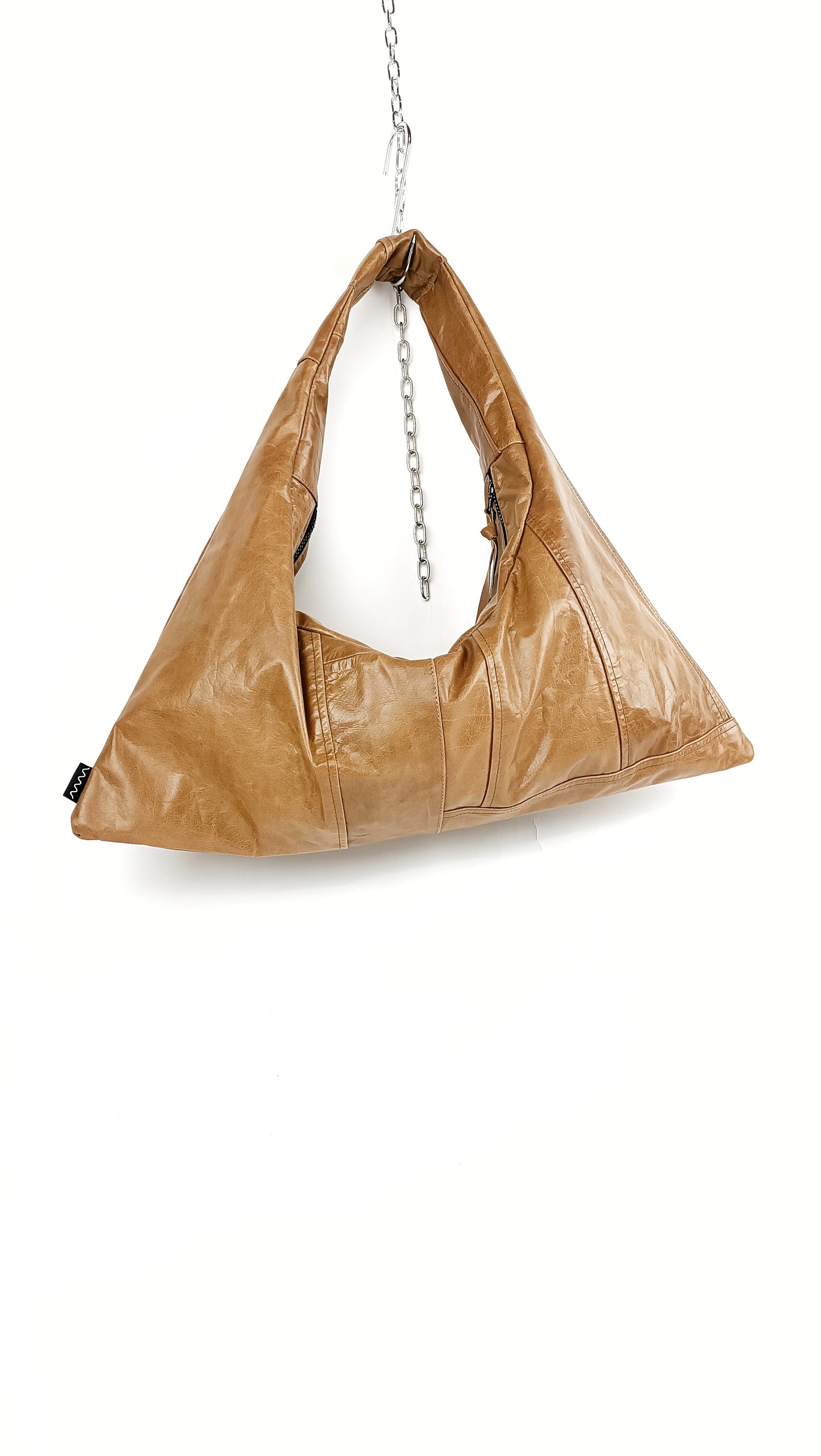 Rückenansicht beige Triangle Bag aus glänzendem Leder handgemachtes Upcycling-Unikat von Wallawalla Berlin