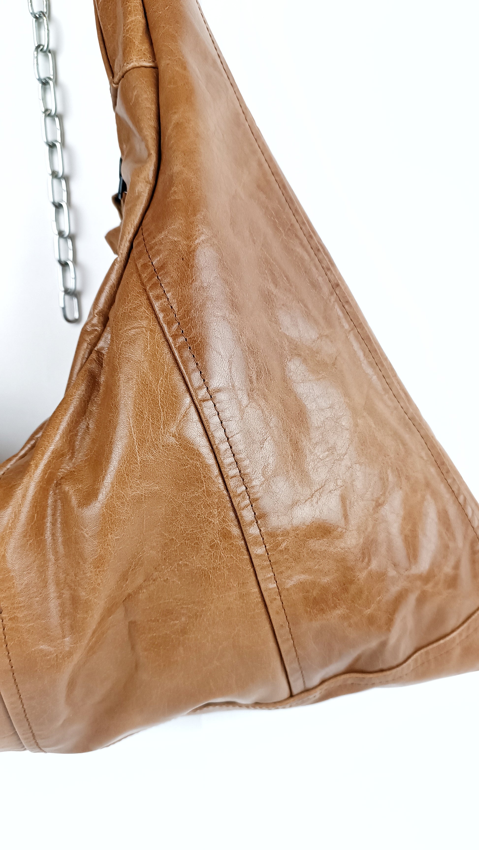 Detailansicht der cognacfarbenen  Ledertaschre mit Patina
