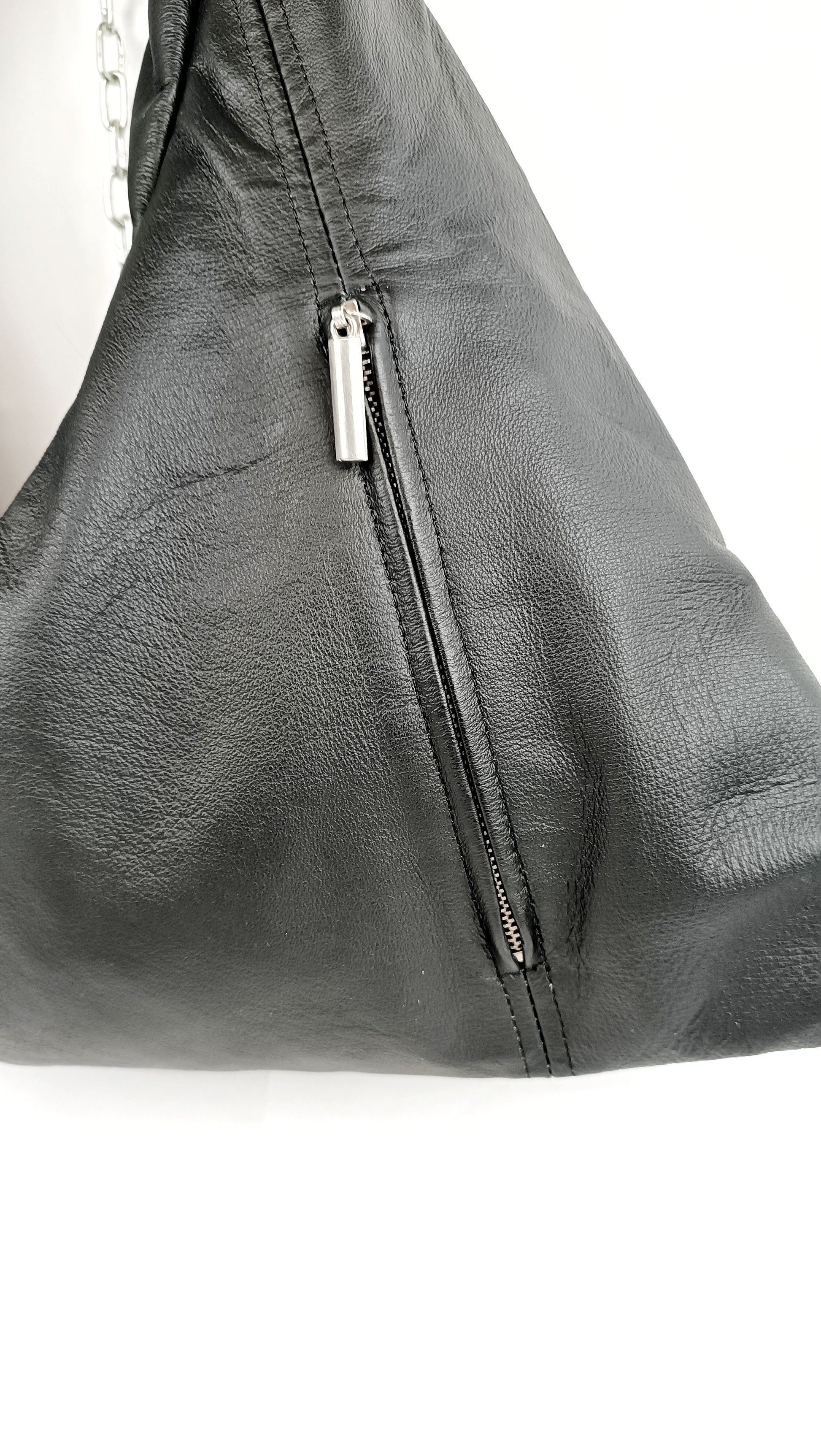 Detailansicht der schwarzen Triangle Bag S aus Leder mit Außentasche