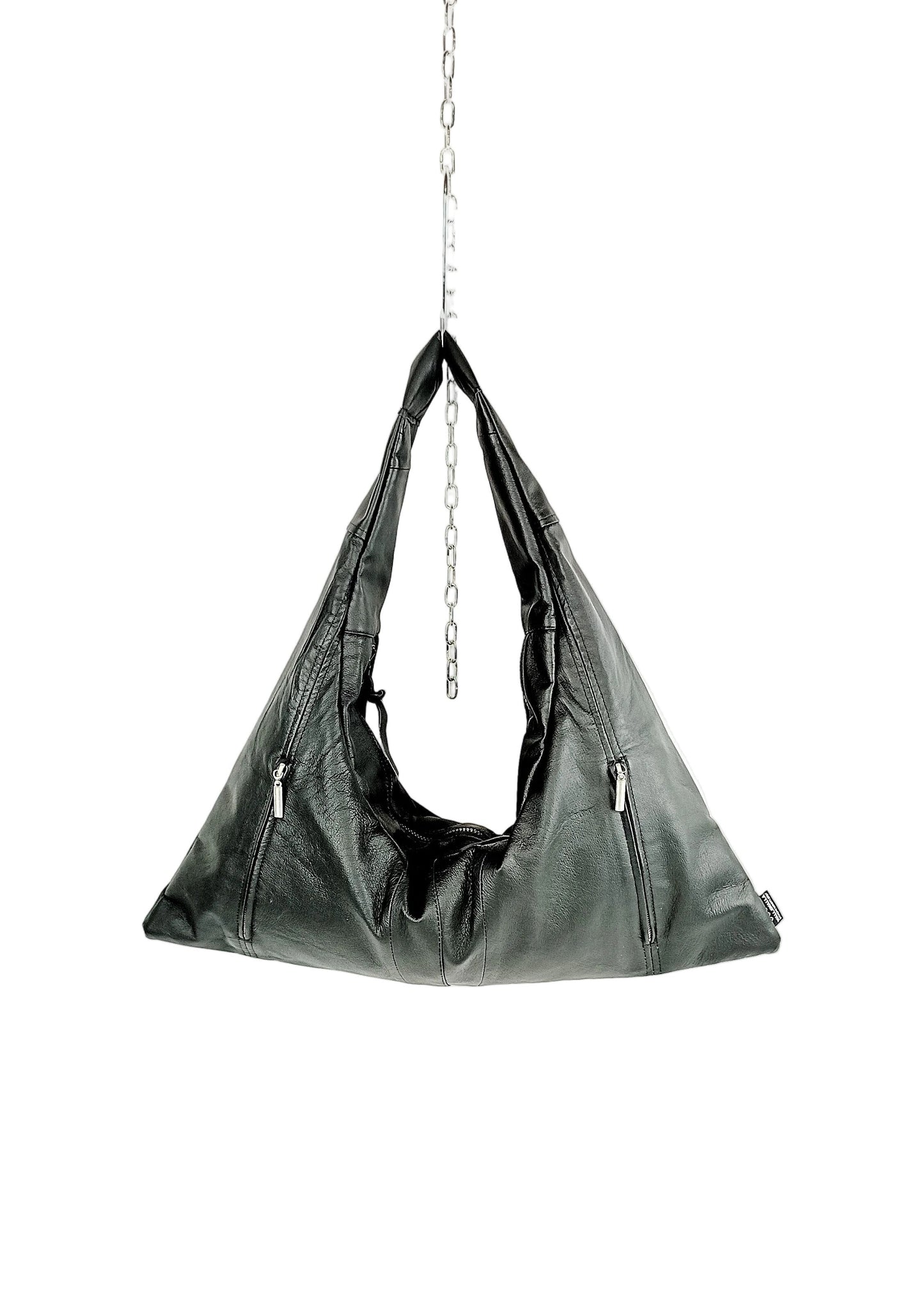 Triangle Bag aus strukturiertem Leder, handgemachtes Upcycling-Unikat von Wallawalla Berlin