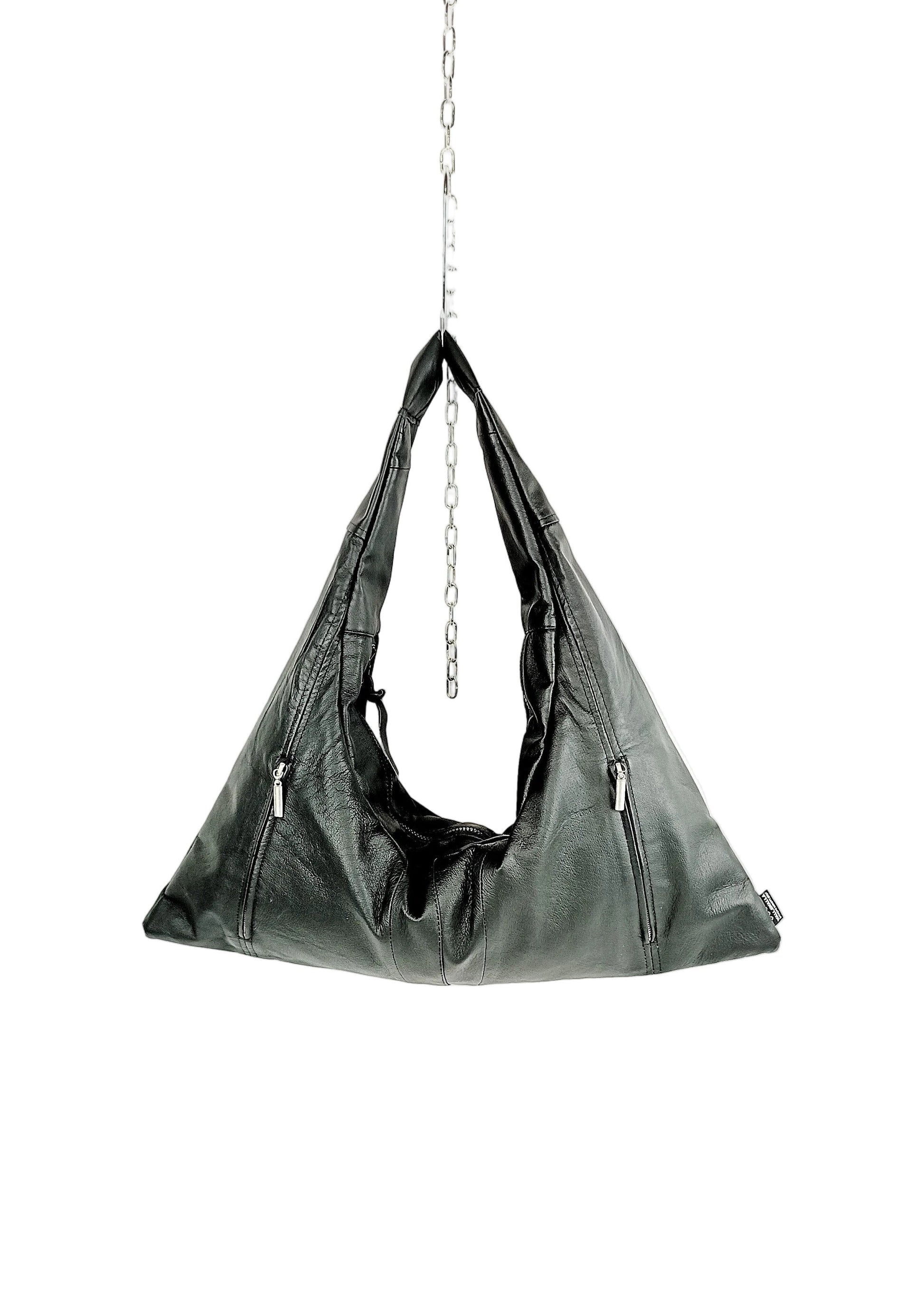 Triangle Bag aus strukturiertem Leder, handgemachtes Upcycling-Unikat von Wallawalla Berlin