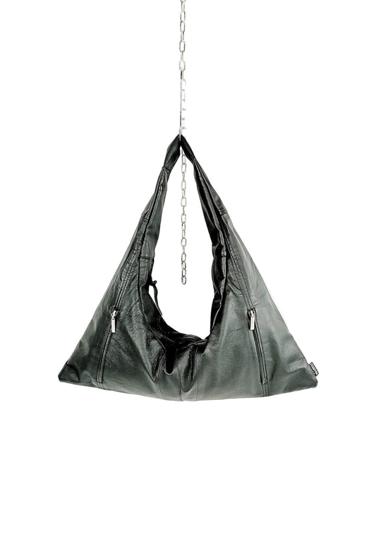 Triangle Bag aus strukturiertem Leder, handgemachtes Upcycling-Unikat von Wallawalla Berlin