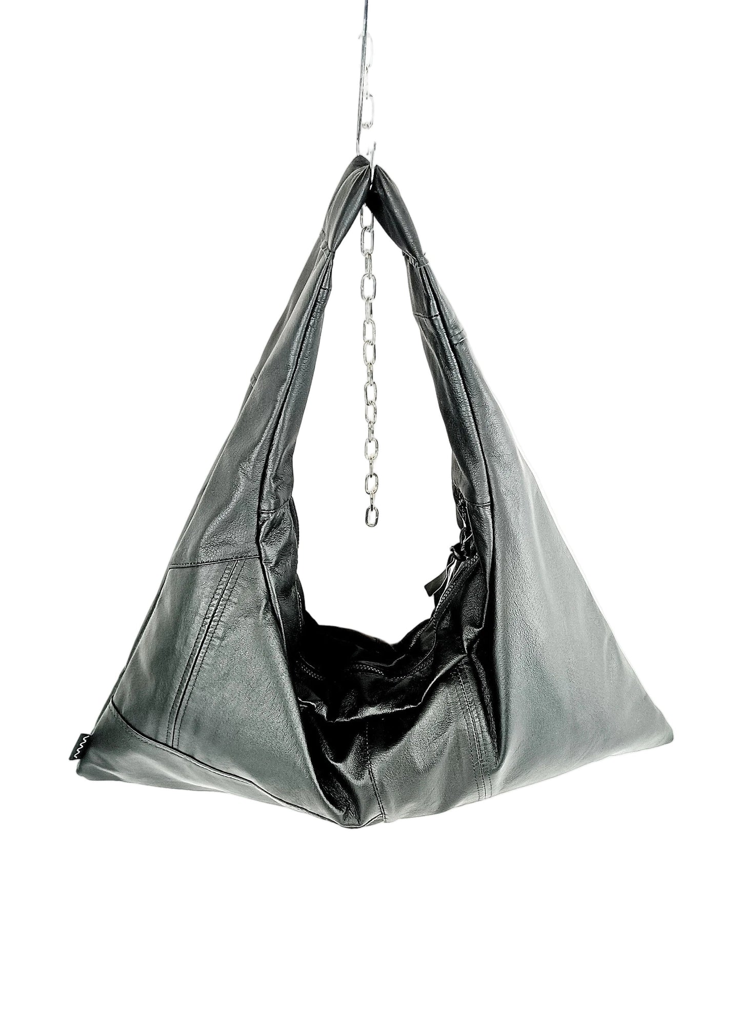 Rückenansicht schwarze Triangle Bag S, handgemachtes Upcycling-Unikat von Wallawalla Berlin