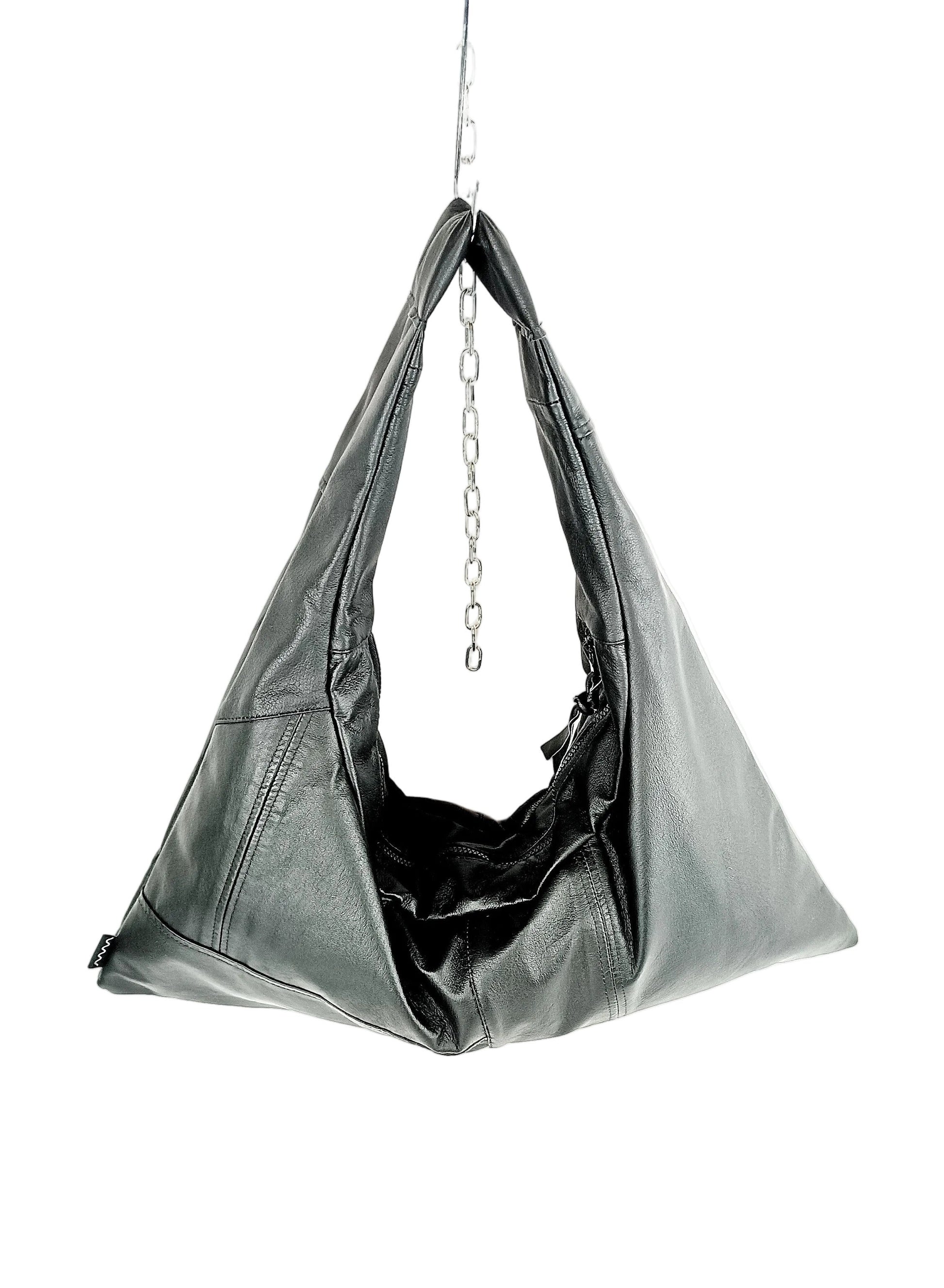 Rückenansicht schwarze Triangle Bag S, handgemachtes Upcycling-Unikat von Wallawalla Berlin