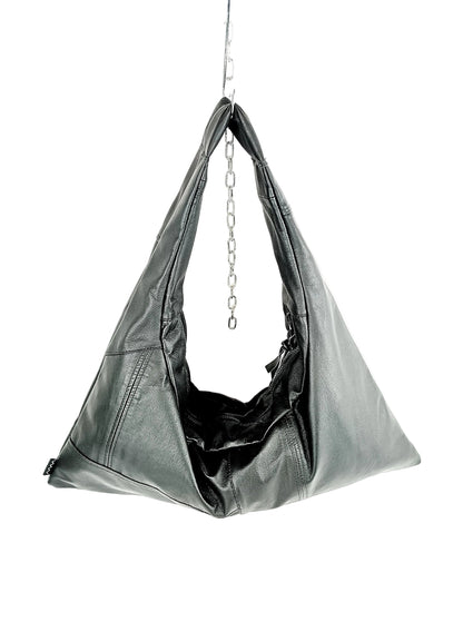 Rückenansicht schwarze Triangle Bag S, handgemachtes Upcycling-Unikat von Wallawalla Berlin