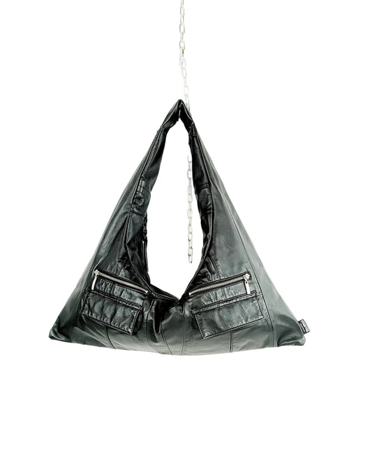 Schwarze Schultertasche in Dreiecksform aus Leder, handgemachtes Upcycling-Unikat von Wallawalla Berlin