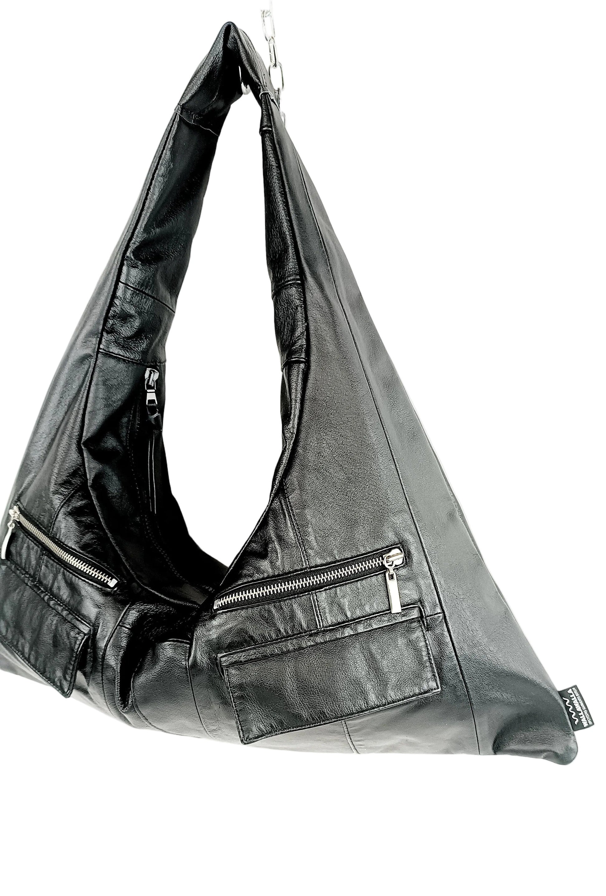 Detailansicht der schwarzen Triangle Bag S aus Glattleder mit Außentaschen