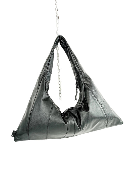 Rückansicht schwarze Schultertasche aus Vintage Leder, handgemachtes Upcycling-Unikat von Wallawalla Berlin