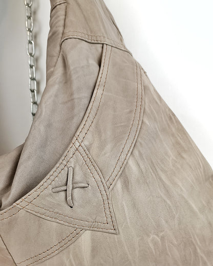Detailansicht der beigen Triangle Bag aus Leder mit Außentasche