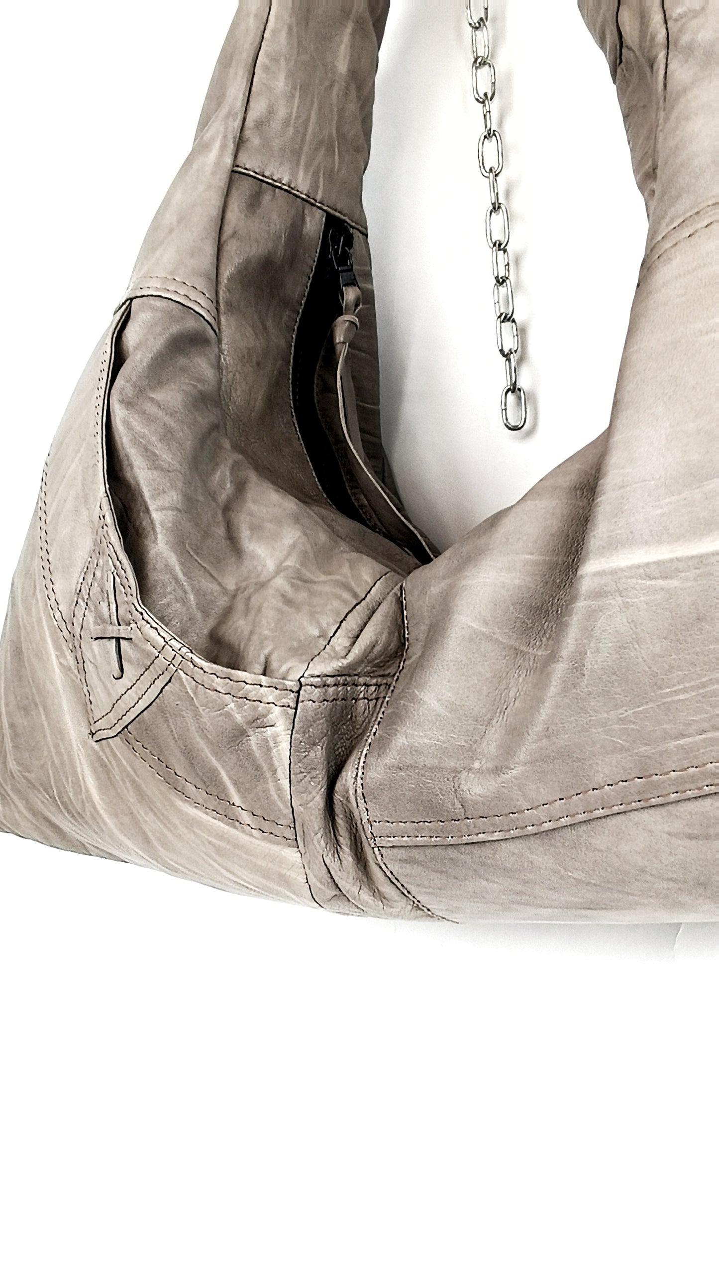 Detailansicht der beigen Triangle Bag aus Leder mit Lederstruktur