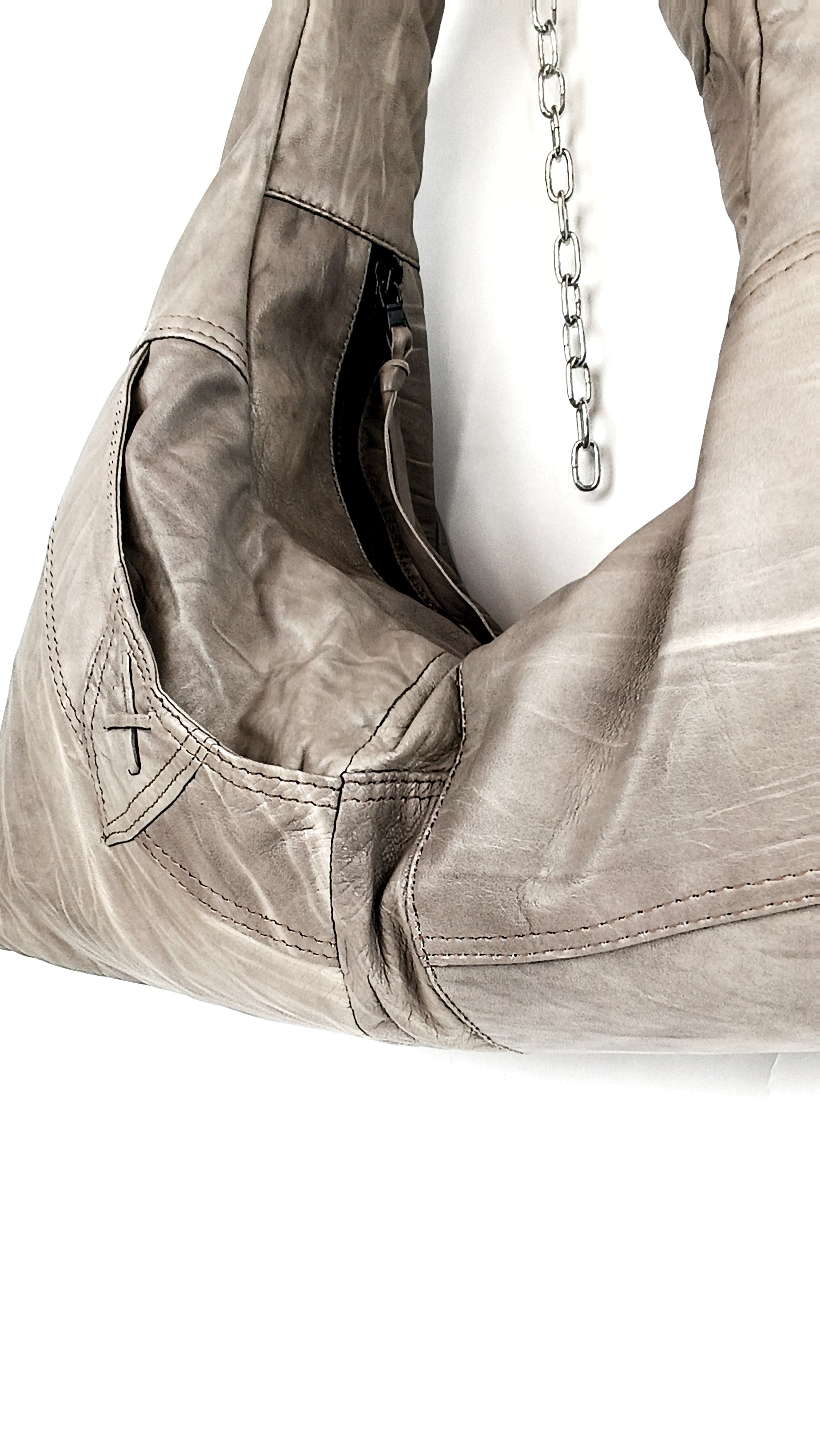 Detailansicht der beigen Triangle Bag aus Leder mit Lederstruktur