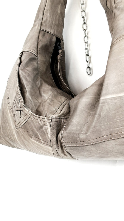 Detailansicht der beigen Triangle Bag aus Leder mit Lederstruktur