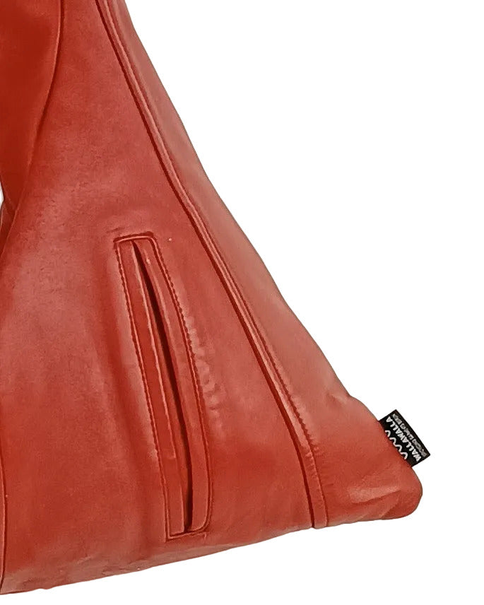 Detailansicht der roten Triangle Bag aus Leder mit Außentasche
