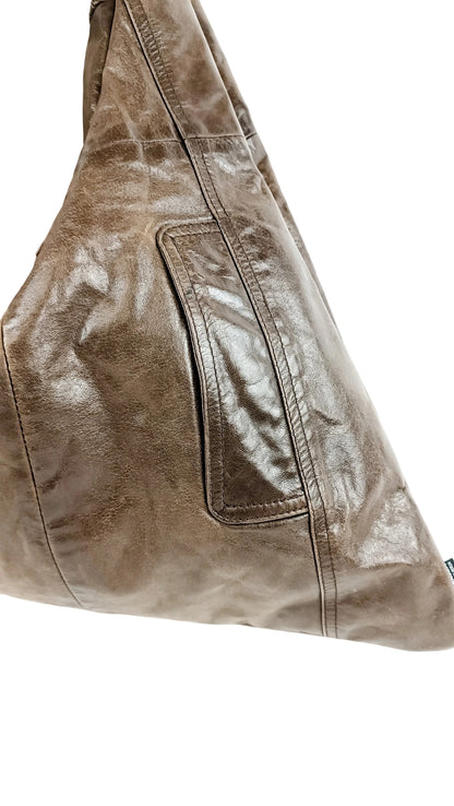 Detailansicht der braunen Triangle Bag aus aus Leder mit Außentasche