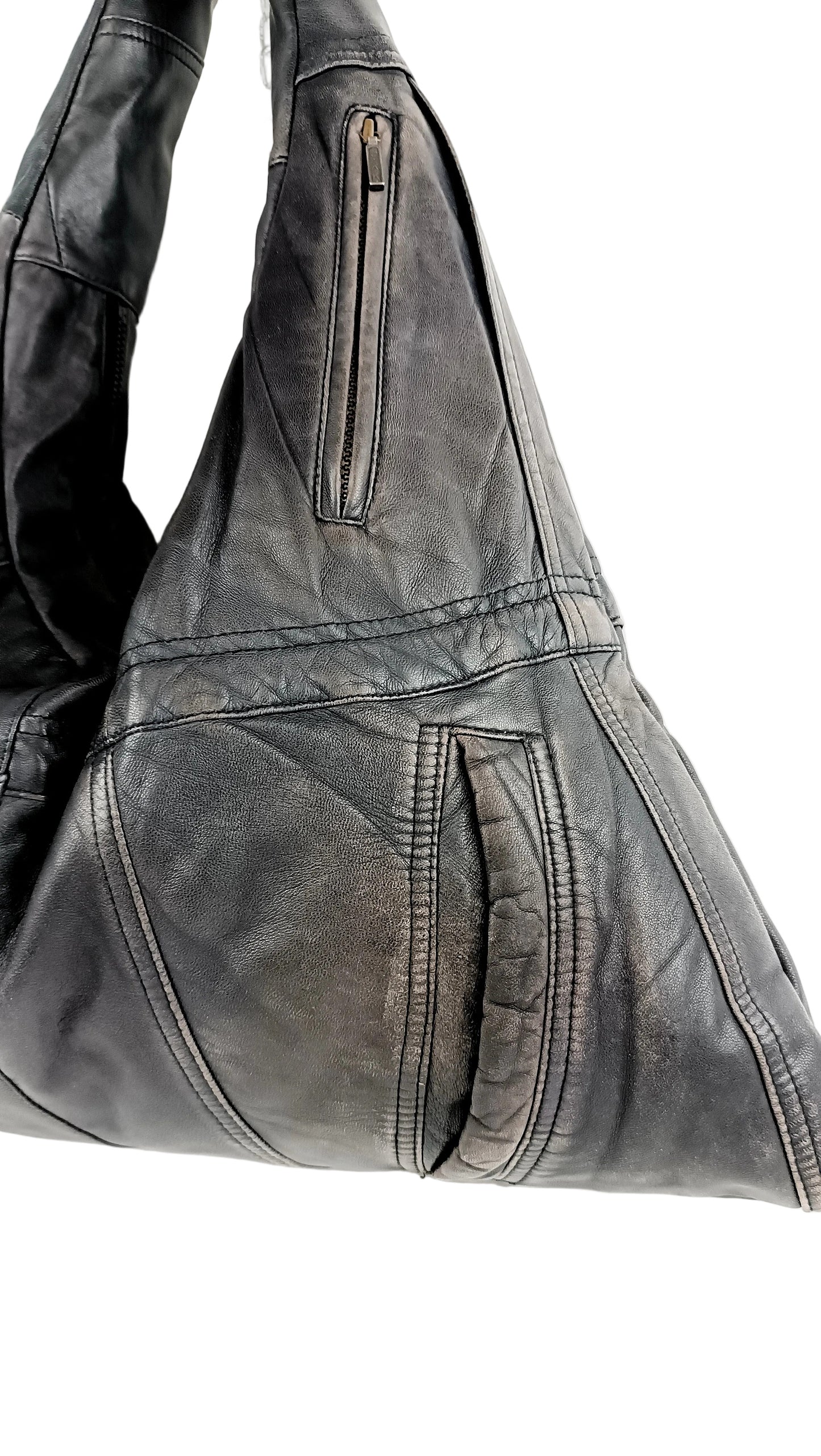 Detailansicht der lila Shopper Bag aus Leder mit vielen Außentaschen