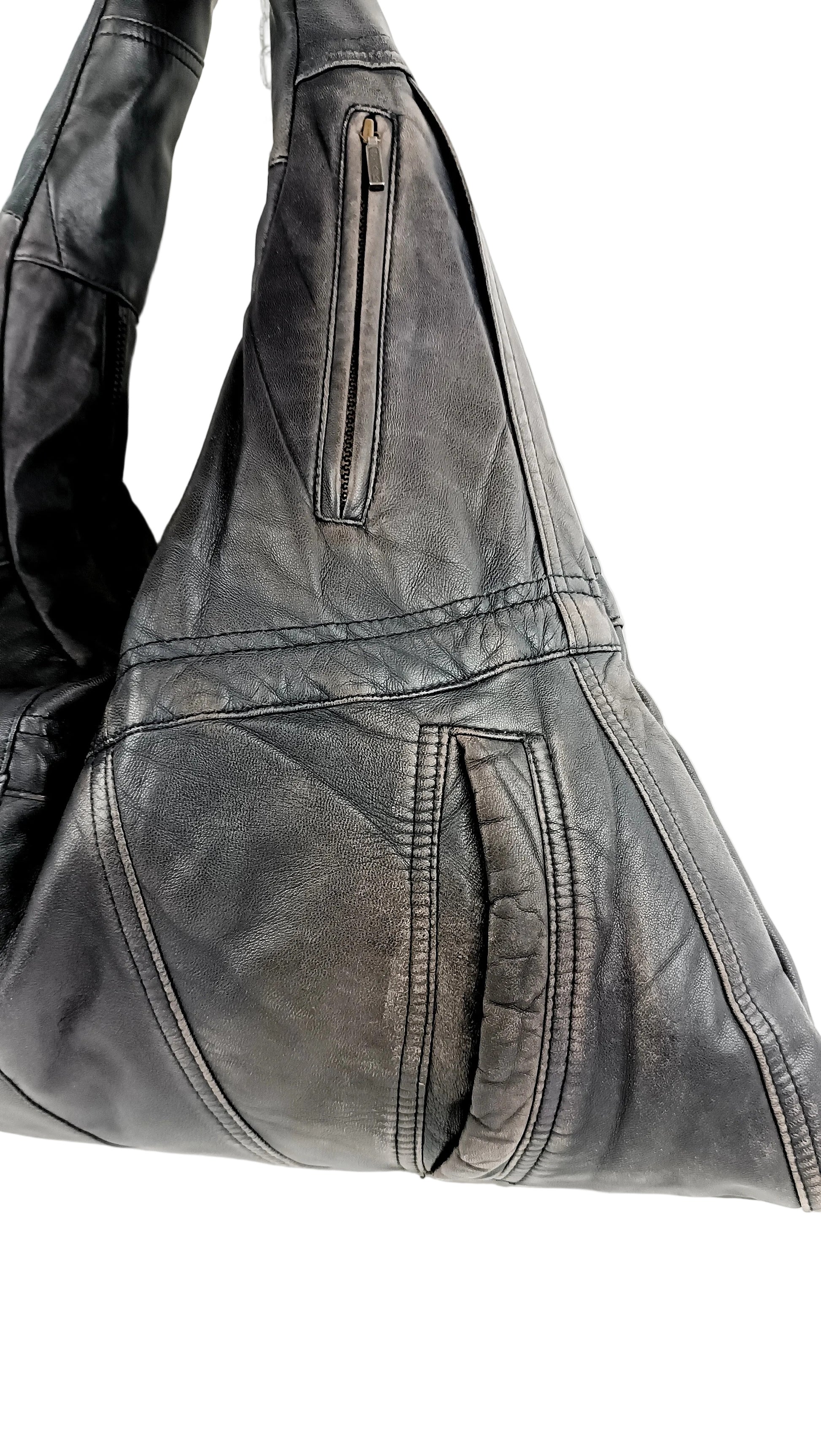 Detailansicht der lila Shopper Bag aus Leder mit vielen Außentaschen