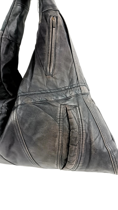 Detailansicht der lila Shopper Bag aus Leder mit vielen Außentaschen